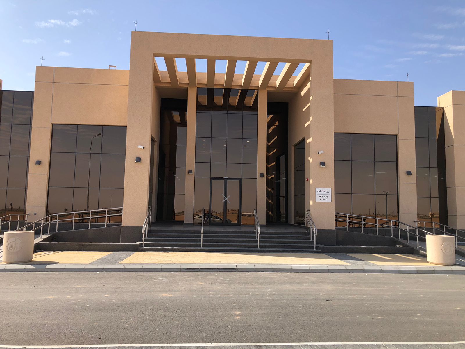 Curtain-wall entrance of the Armed Forces Support Clinics, Qassim